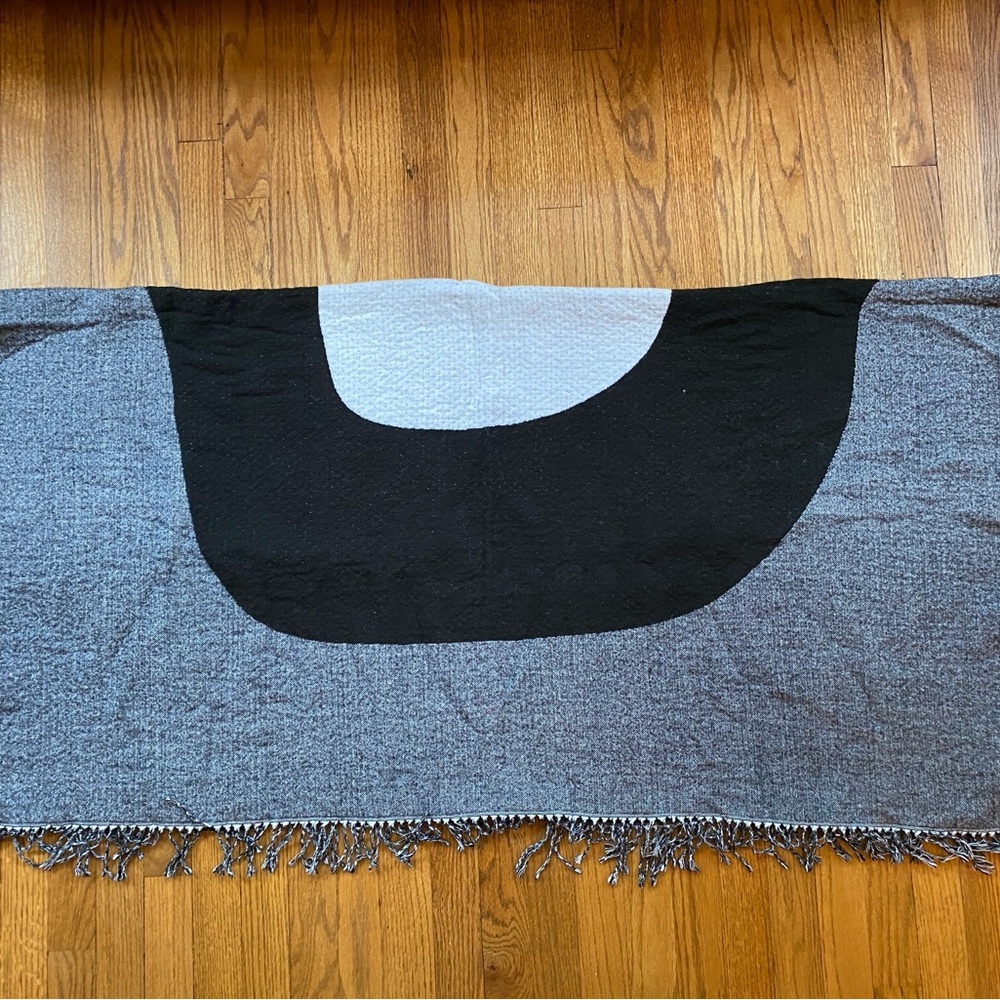 Uniqlo Marimekko black & white shawl blanket